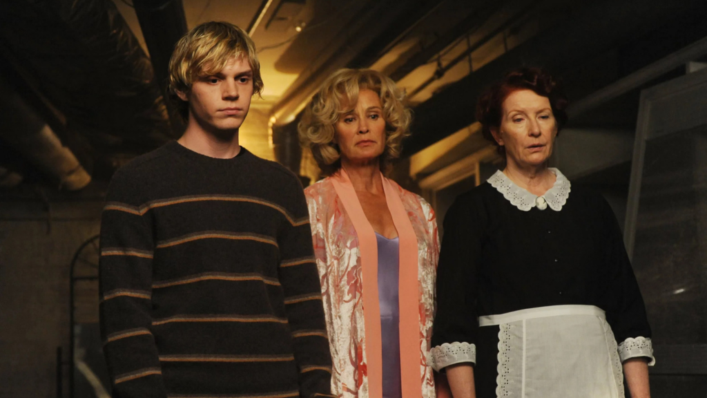 три персонажа из сериала "Американская история ужасов" из первого сезона "Дом-убийца"