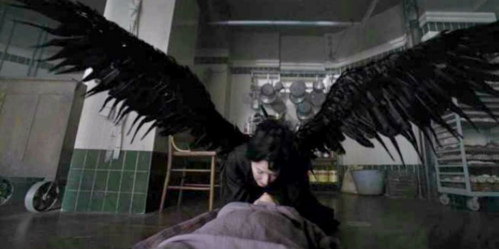 Сцена из второго сезона "Американской истории ужасов" (сезон "Психбольница"), где появляется персонаж Смерти