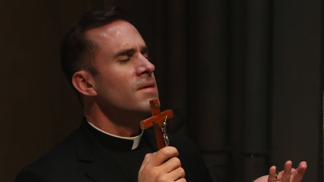 Американская история ужасов 2 сезон 2 серия – “Трюки и обманы”